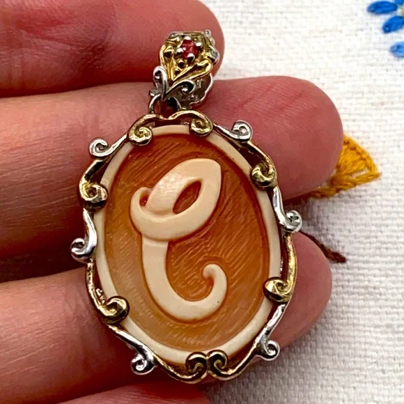 Gems En Vogue oval shaped hand carved initial, C cameo pendant 🌹 - Picture 7 of 7